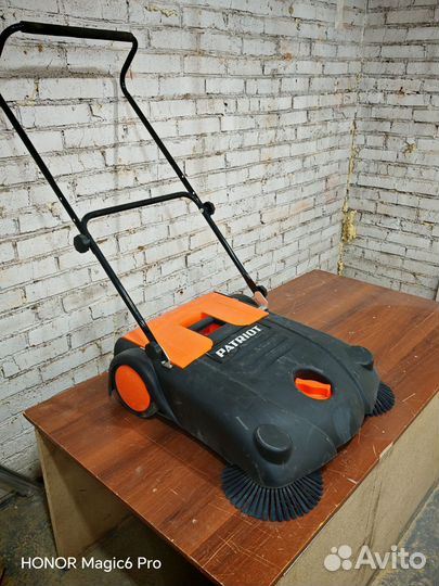 Механическая подметальная машинка