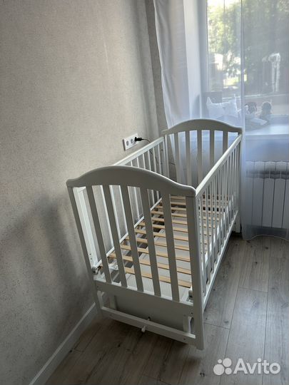 Детская кроватка с поперечным маятником