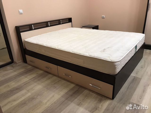Кровать двухспальная c матрасом