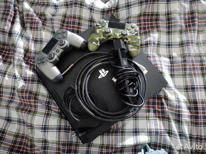 Sony PS4 pro 1tb + комплект (на фото)