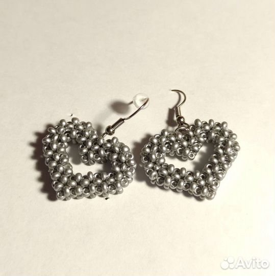 Серьги из бисера; сердечки