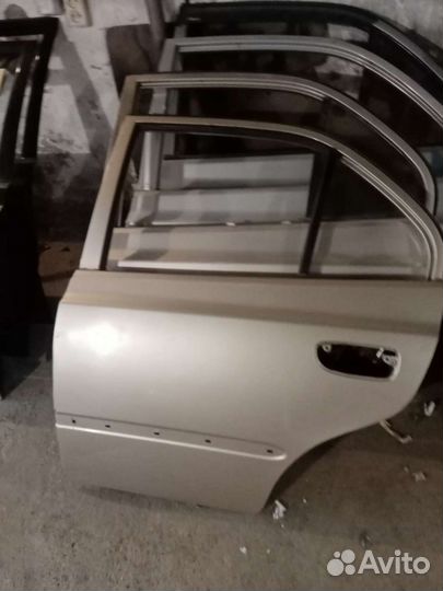 Задняя левая дверь акцента