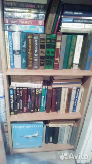 Книги разные много