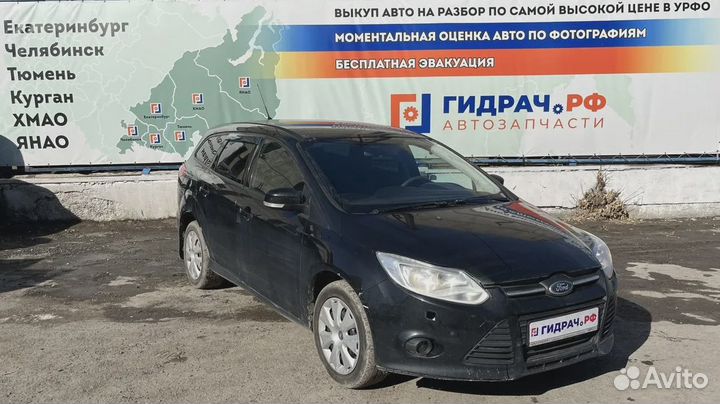 Накладка на крыло правая Ford Focus 3 1883277. Сло