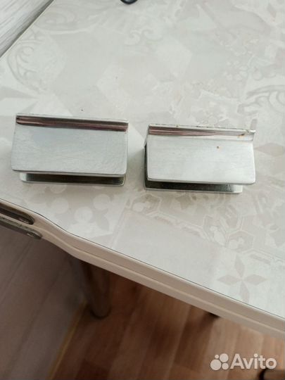 Два кронштейна для стеклянной полочки