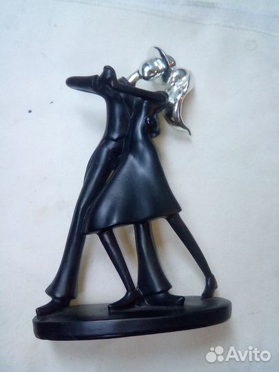 Статуэтка мужчина с женщиной