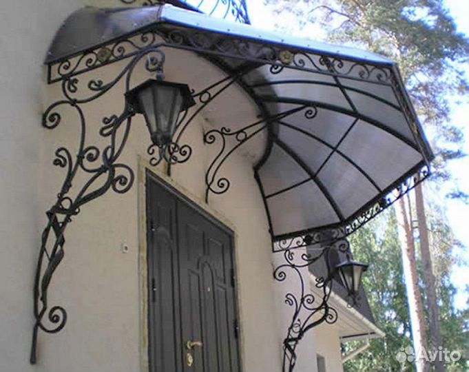 Козырек над крыльцом