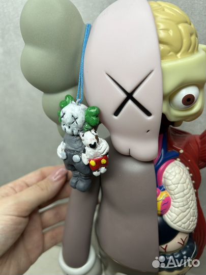 Фигурка kaws