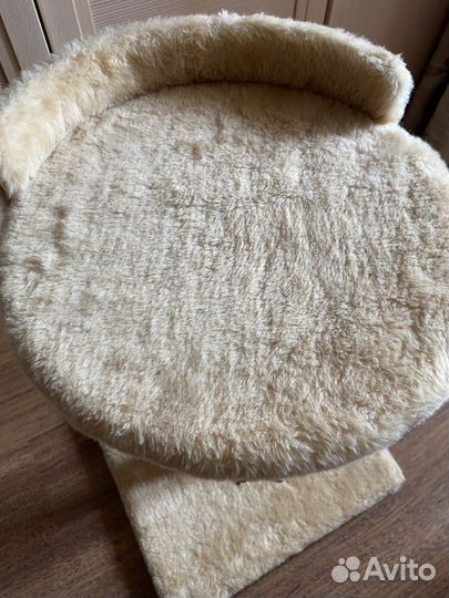 Когтеточка для кошки столбик с лежанкой