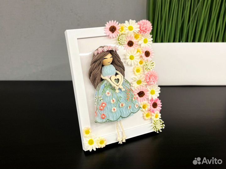 Кукла макраме в рамке с цветами (голубая #2)