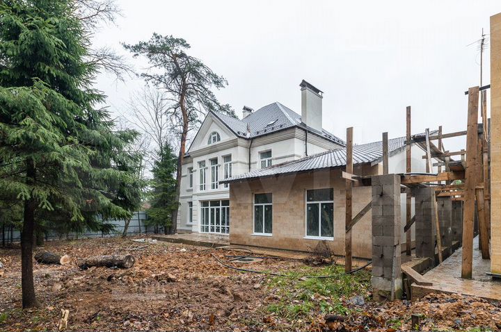 Дом 780 м² на участке 15 сот.