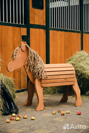 Лошадка деревянная. Ландшафтный интерьер