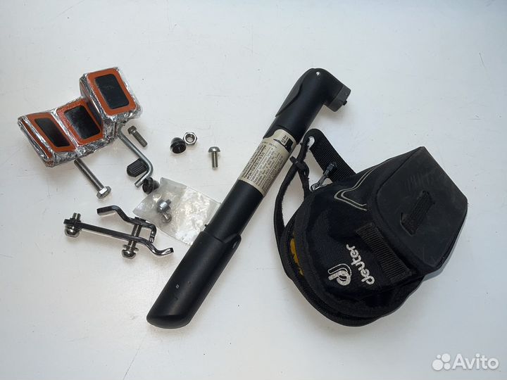 Минисумка Deuter и насос для велосипеда