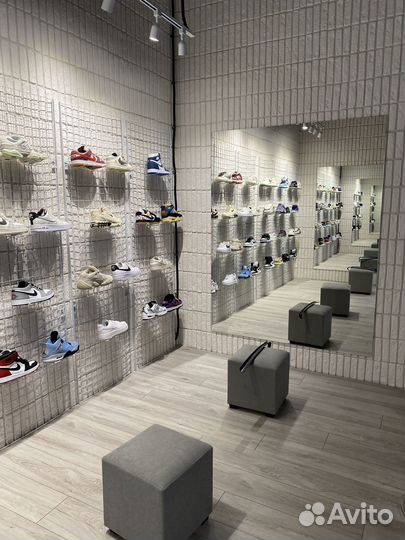 Кроссовочный магазин в топовом месте
