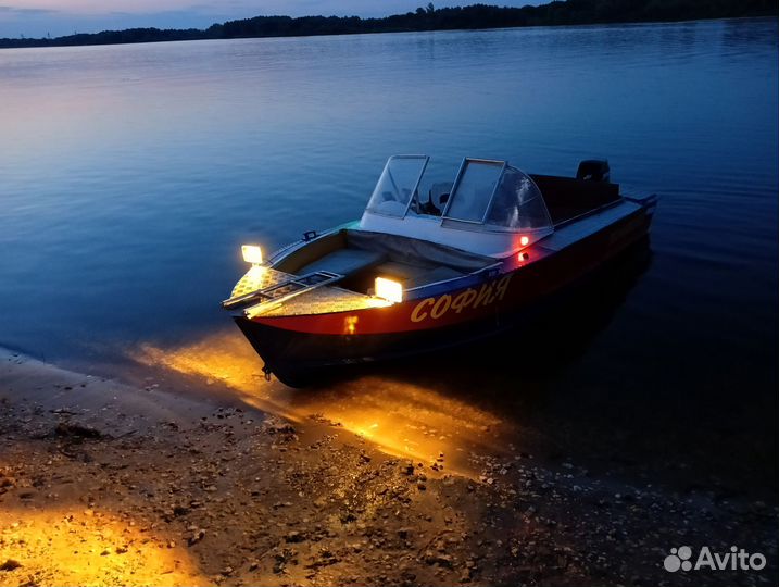 Лодка с мотором и прицепом