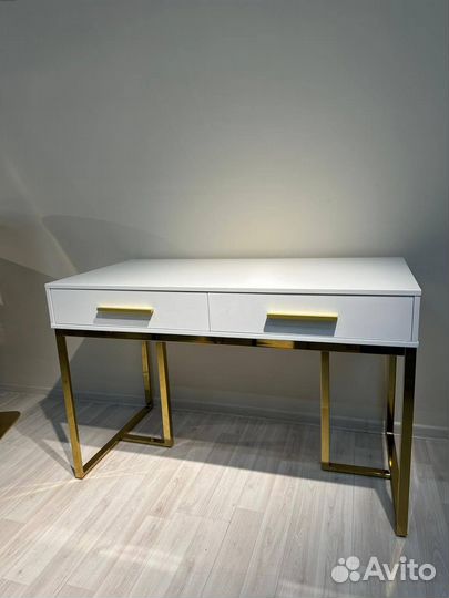 Дизайнерский стол