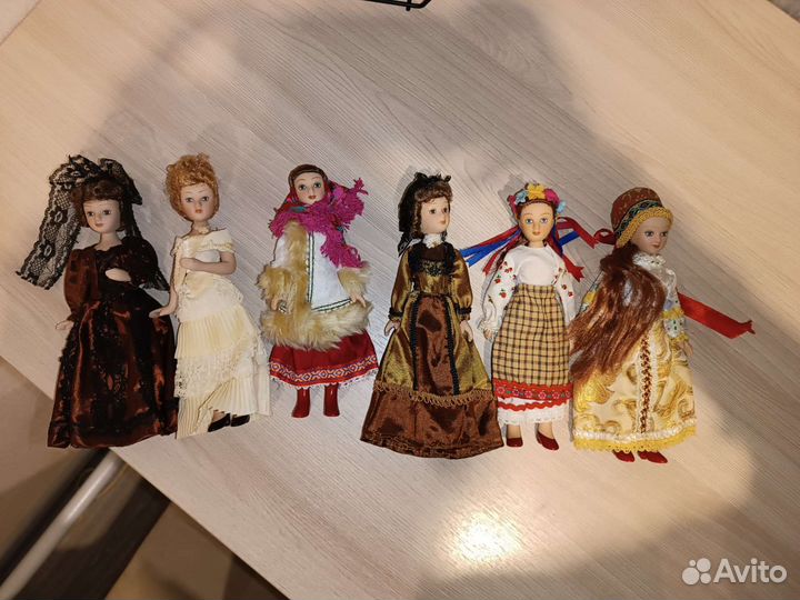 Кукла фарфоровая