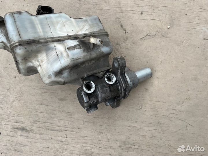 Главный тормозной цилиндр Ford Transit 2.4