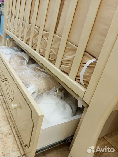 Детская кроватка с маятником