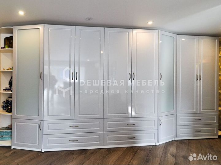 Зеркальный шкаф