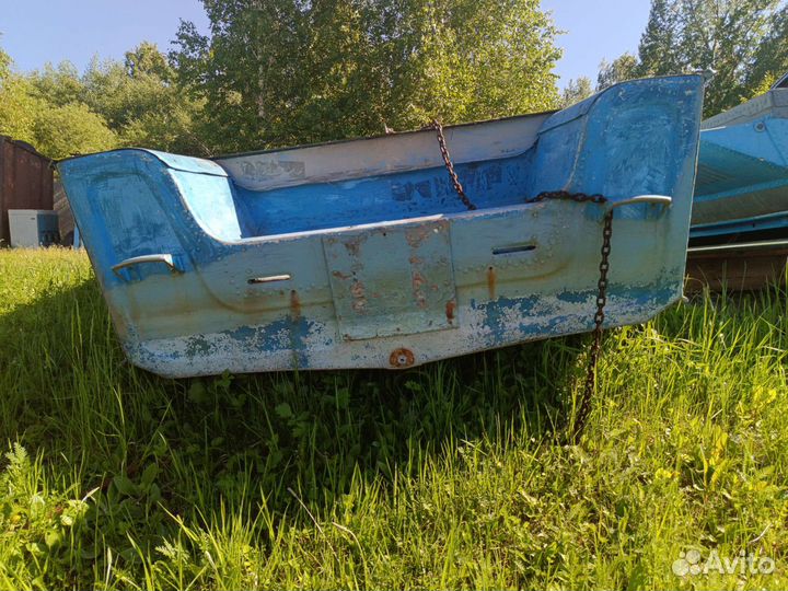 Лодка с местом стоянки