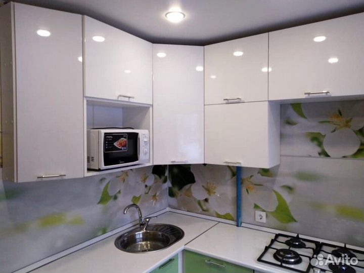 Угловая кухня со встроенной стиралкой и техникой