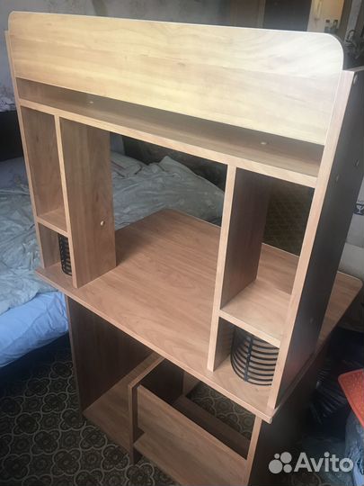 Продам компьютерный стол в отличном состоянии