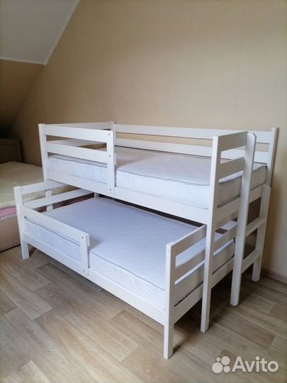 Кровать двухспальная с пружинными матрасами