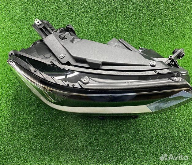 Фара правая Passat B8