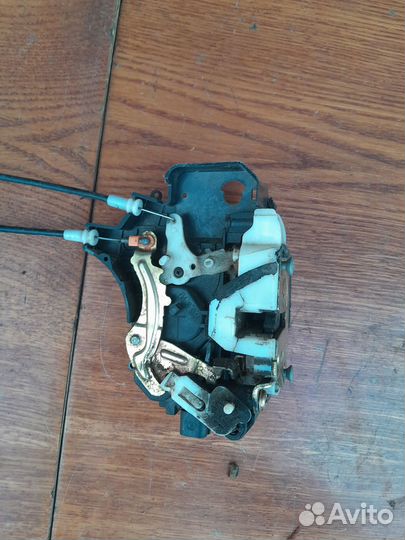 Замок двери задней правой Mitsubishi Colt 30