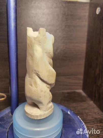 Статуэтка—медведь из липы, покрыт лаком