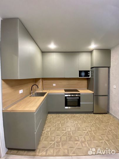 Кухня на заказ под потолок