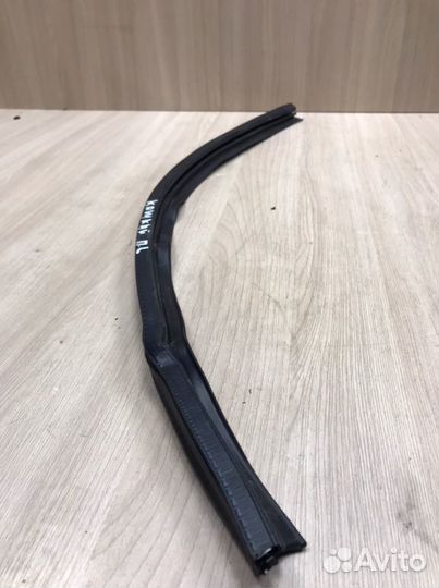 Уплотнительная резинка передняя левая Nissan