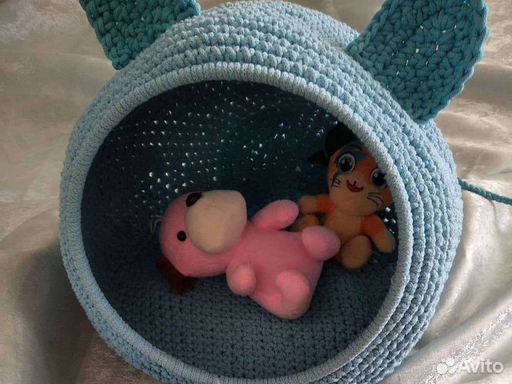 Вязаная лежанка для кота и собак