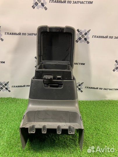 Подлокотник Mitsubishi Pajero V75W 6G74 1999