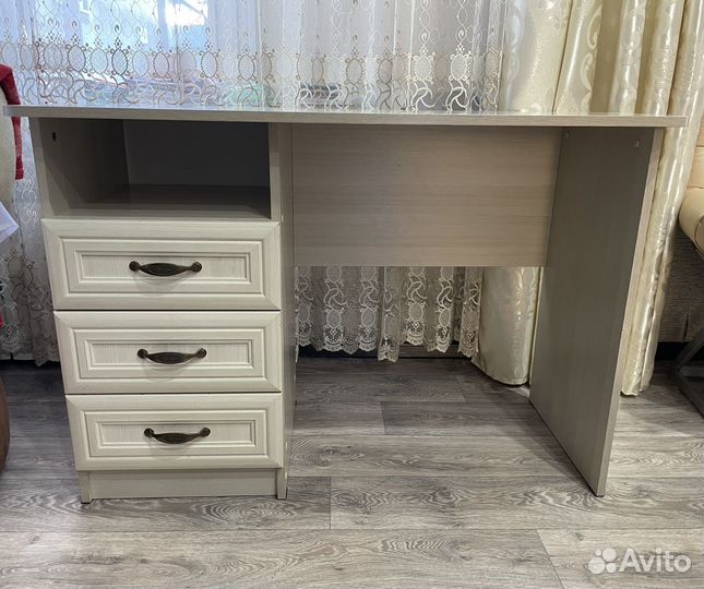 Письменный стол