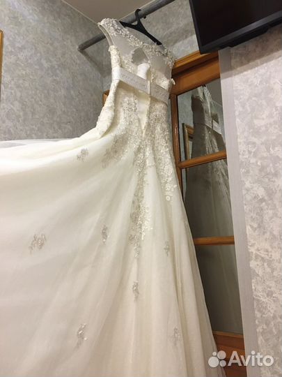 Свадебное платье со шлейфом