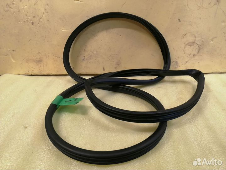 Уплотнитель задней двери Toyota RAV4 Xa20