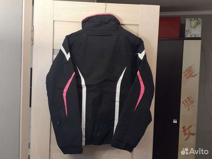 Горнолыжная куртка и горнолыжные брюки