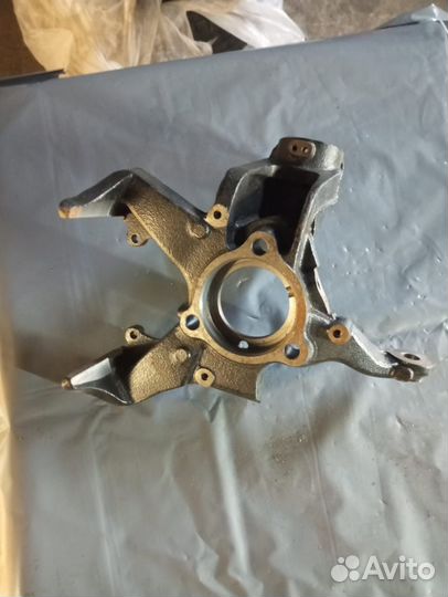 Кулак поворотный левый skoda octavia