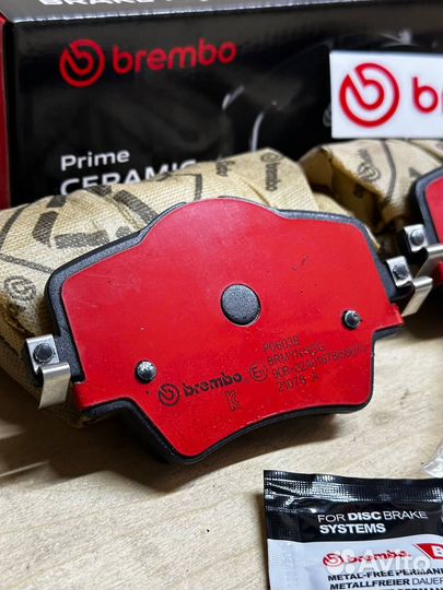 Колодки тормозные передние Brembo P06093