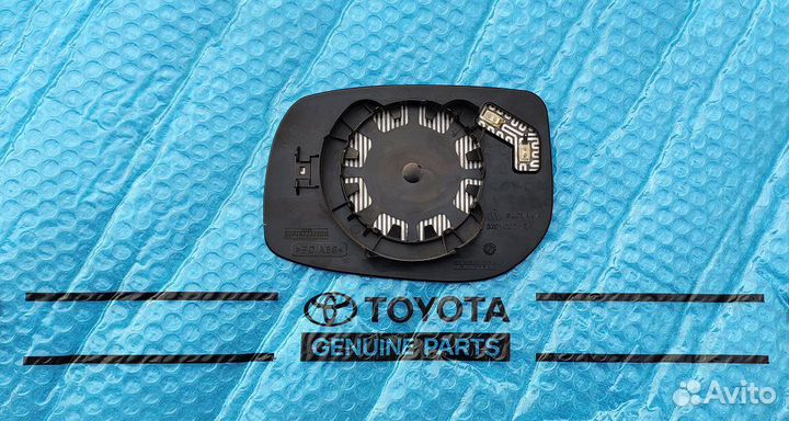 Зеркальный элемент Toyota Auris правый 2006-2012