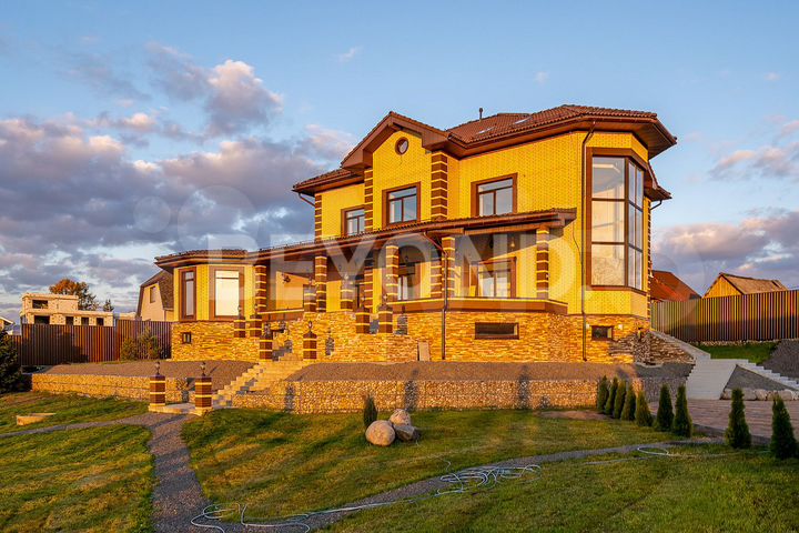 Дом 780 м² на участке 32 сот.