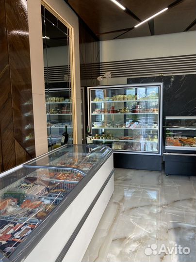 Продавец в магазин морских деликатесов