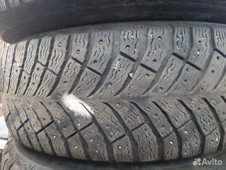 Michelin X-Ice North 4 215/65 R16