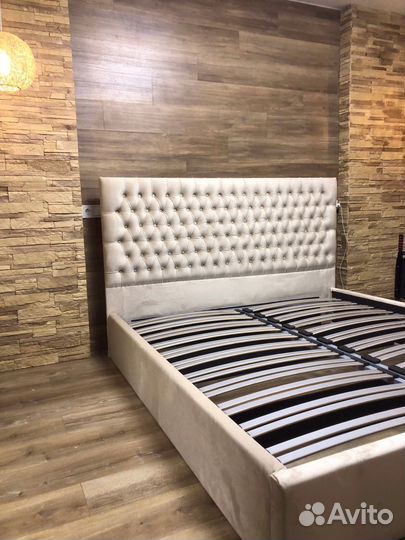 Кровать с подъёмным механизмом и мягкой обивкой