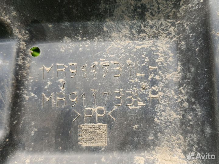 Пыльник двигателя левый Mitsubishi carisma