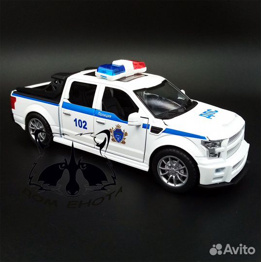 Полицейский автомобиль внедорожник