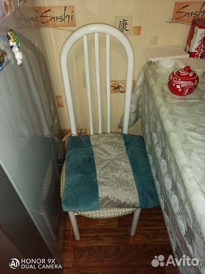 Стол и два стула