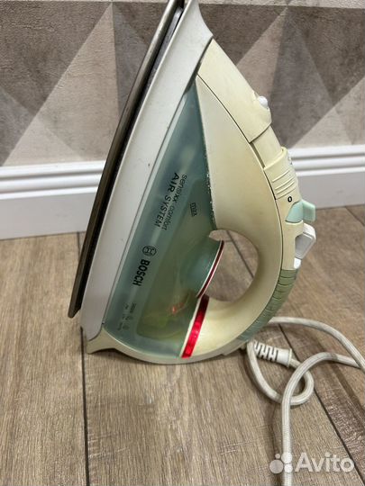 Два утюга Bosch и Vitek